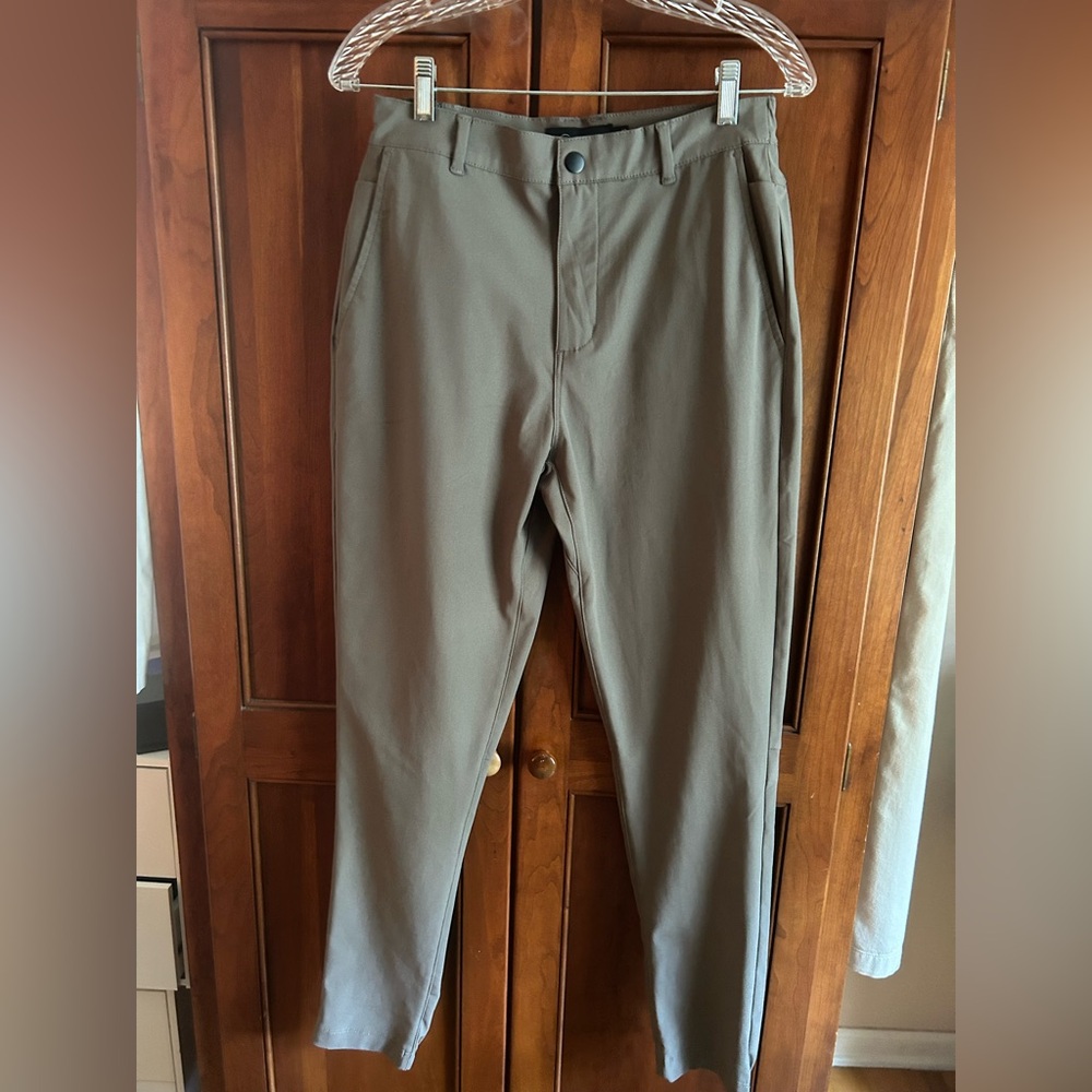 Cuts women’s trouser pants taupe M. Sporty yet professional. Excellent shape!